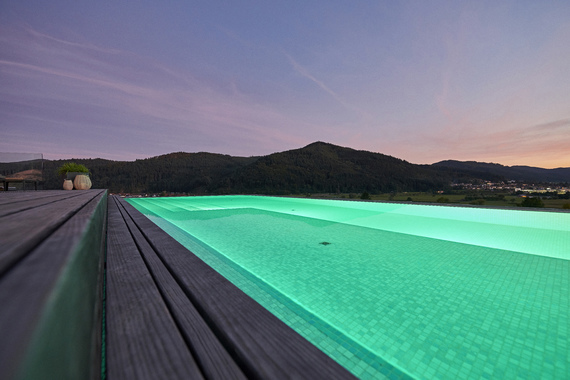 4.0502 Linjär poolbelysning